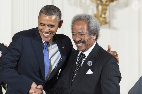 Allen Toussaint recevait en juillet 2013 des mains de Barack Obama la Médaille nationale des arts, à la Maison Blanche. Le musicien de génie est mort le 10 novembre 2015 à 77 ans.
