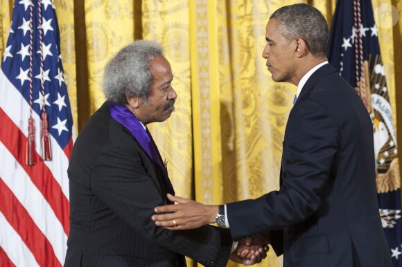 Allen Toussaint recevait en juillet 2013 des mains de Barack Obama la Médaille nationale des arts, à la Maison Blanche. Le musicien de génie est mort le 10 novembre 2015 à 77 ans.