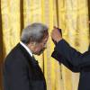 Allen Toussaint recevait en juillet 2013 des mains de Barack Obama la Médaille nationale des arts, à la Maison Blanche. Le musicien de génie est mort le 10 novembre 2015 à 77 ans.