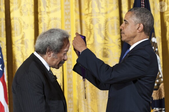Allen Toussaint recevait en juillet 2013 des mains de Barack Obama la Médaille nationale des arts, à la Maison Blanche. Le musicien de génie est mort le 10 novembre 2015 à 77 ans.