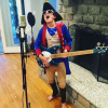 Caleb Logan Bratayley joue de la guitare / photo postée sur le compte Instagram de la famille.
