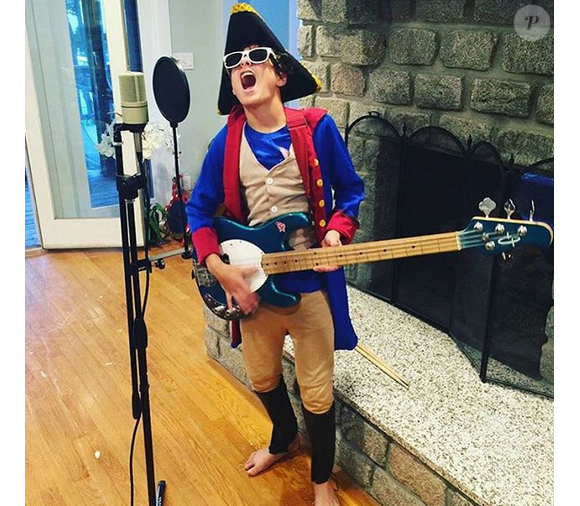 Caleb Logan Bratayley joue de la guitare / photo postée sur le compte Instagram de la famille.