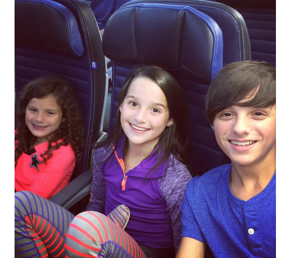 Caleb Logan Bratayley et ses deux petites soeurs Annie et Hayley / photo postée sur le compte Instagram de la famille.