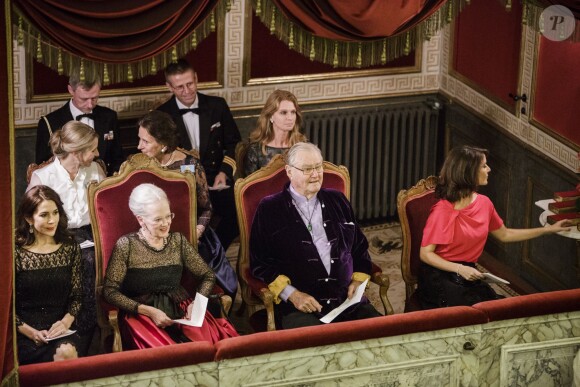 Dîner de gala en l'honneur du secteur du tourisme au palais de Fredensborg, le 10 novembre 2015. La princesse Mary, à gauche, et la princesse Marie, à droite, y prenaient part avec la reine Margrethe II et le prince Henrik, au centre.