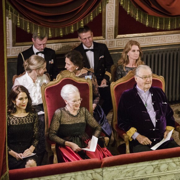 Dîner de gala en l'honneur du secteur du tourisme au palais de Fredensborg, le 10 novembre 2015. La princesse Mary, à gauche, et la princesse Marie, à droite, y prenaient part avec la reine Margrethe II et le prince Henrik, au centre.