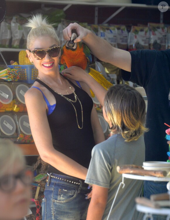 Gwen Stefani et ses trois enfants Kingston, Zuma et Apollo, à Santa Monica le 7 novembre 2015.