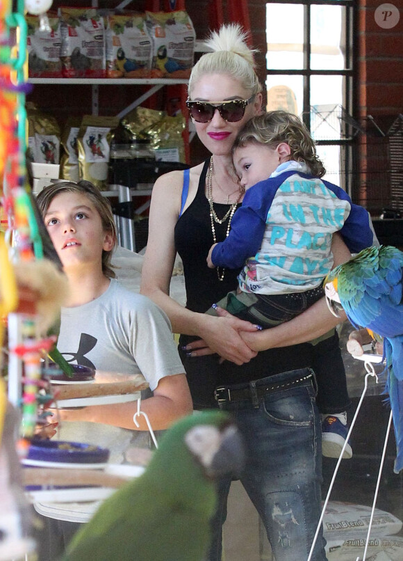 Gwen Stefani et ses trois enfants Kingston, Zuma et Apollo, à Santa Monica le 7 novembre 2015.