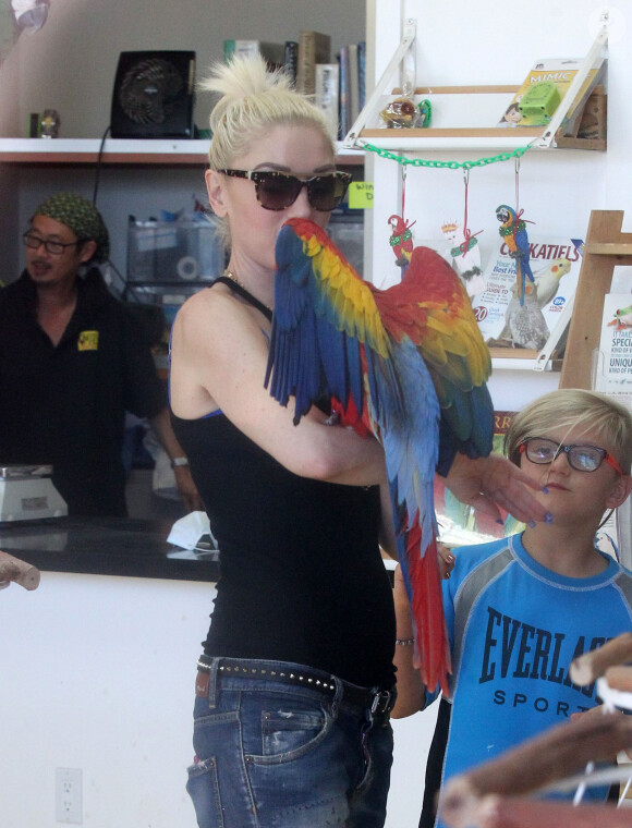 Gwen Stefani et ses trois enfants Kingston, Zuma et Apollo, à Santa Monica le 7 novembre 2015.