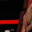 Gwen Stefani félicitée par Blake Shelton sur le plateau de The Voice. Novembre 2015