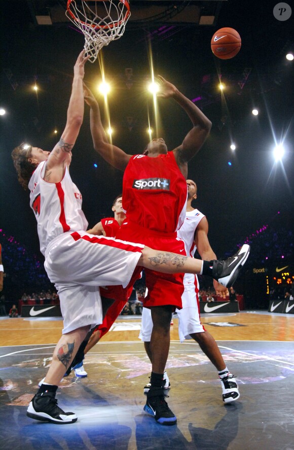 Le basketteur Michael Wright en action pendant un All Star Game à Paris-Bercy en décembre 2006.
