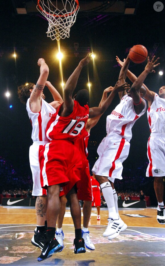 Le basketteur américain Michael Wright en action pendant un All Star Game à Paris-Bercy en décembre 2006.
