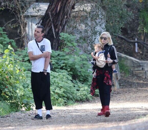 La chanteuse Gwen Stefani et son mari Gavin Rossdale profite d'une balade matinale avec ses fils Zuma et Apollo à  Beverly hills, Los Angeles, le 10 avril 2015