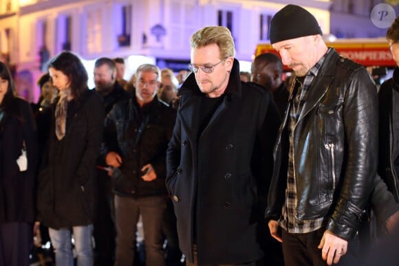 Le groupe U2 rend hommage aux victimes des attentats de Paris le 14 novembre 2015.