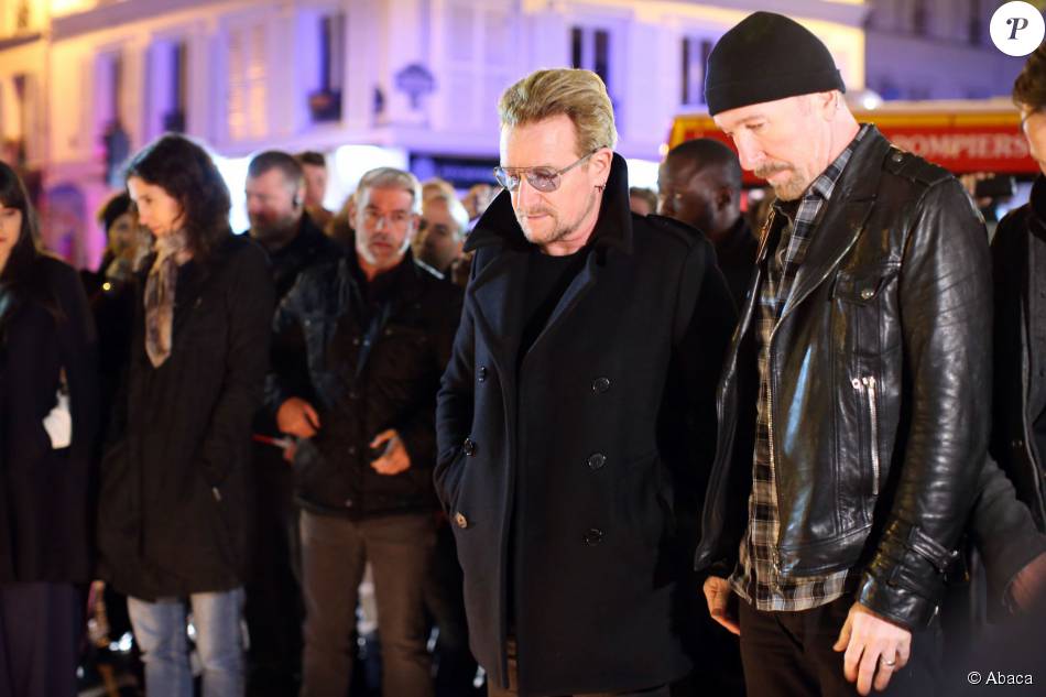 Le groupe U2 rend hommage aux victimes des attentats de Paris le 14 novembre 2015.