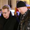 Le groupe U2 rend hommage aux victimes des attentats de Paris près du Bataclan le 14 novembre 2015.