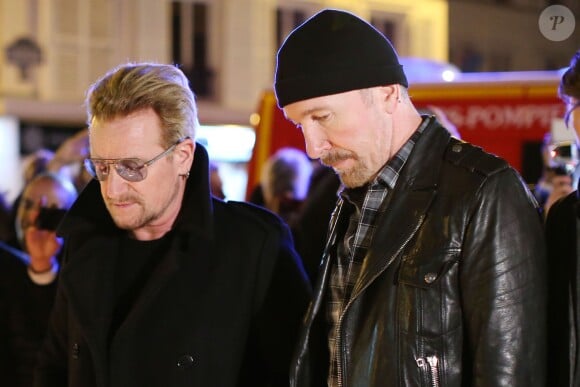 Le groupe U2 rend hommage aux victimes des attentats de Paris près du Bataclan le 14 novembre 2015.