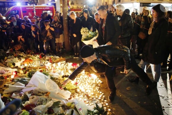 Le groupe rock U2 rend hommage aux victimes des attentats de Paris près du Bataclan le 14 novembre 2015.