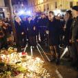 Le groupe irlandais U2 rend hommage aux victimes des attentats de Paris près du Bataclan le 14 novembre 2015.