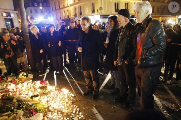 Le groupe irlandais U2 rend hommage aux victimes des attentats de Paris près du Bataclan le 14 novembre 2015.