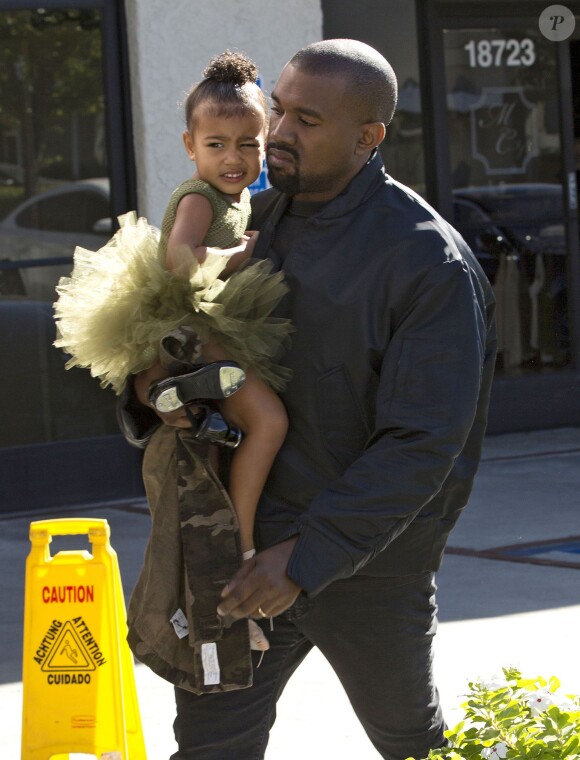 Kanye West et sa fille North à Los Angeles, le  11 novembre 2015.