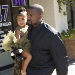 Kanye West et sa fille North à Los Angeles, le  11 novembre 2015.