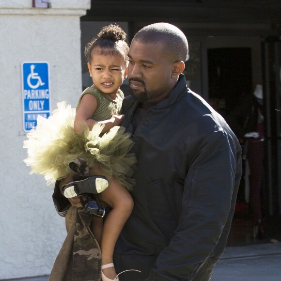 Kanye West et sa fille North à Los Angeles, le  11 novembre 2015.
