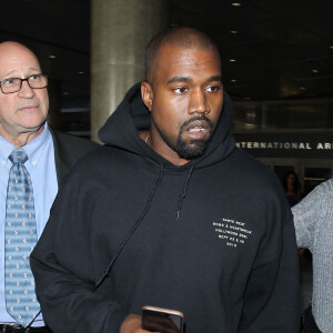 Kanye West arrive à l'aéroport de LAX à Los Angeles, le 14 novembre 2015.