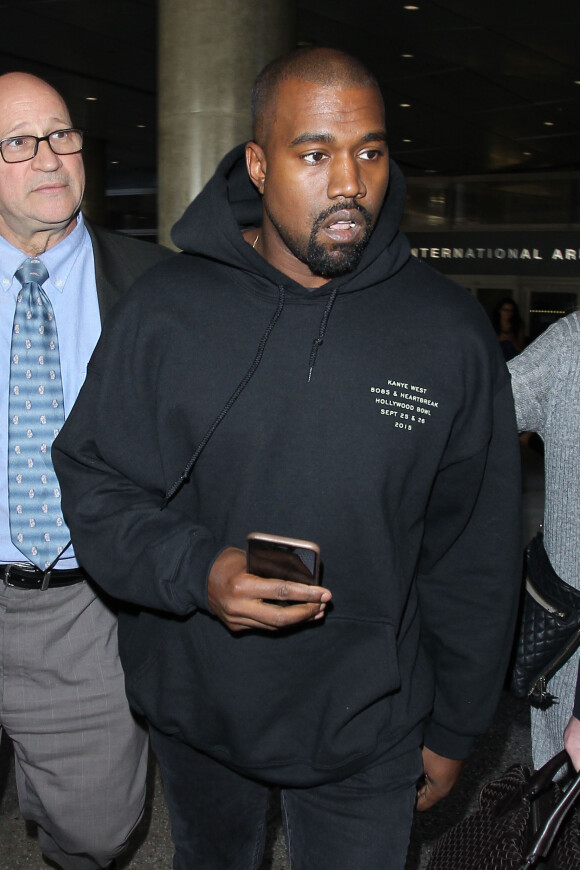 Kanye West arrive à l'aéroport de LAX à Los Angeles, le 14 novembre 2015.