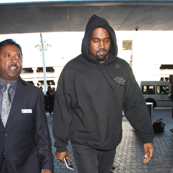 Kanye West arrive à l'aéroport de LAX à Los Angeles, le 14 novembre 2015.