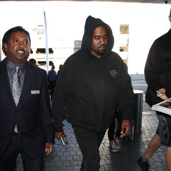 Kanye West arrive à l'aéroport de LAX à Los Angeles, le 14 novembre 2015.
