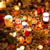 Des centaines de bougies, gerbes de fleurs et messages ont été déposés près du Bataclan, à l'angle de la rue de Crussol et du boulevard Voltaire, à la nuit tombée le dimanche 15 novembre 2015, en hommage aux victimes des attentats terroristes du 13 novembre 2015 à Paris;