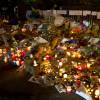Des centaines de bougies, gerbes de fleurs et messages ont été déposés près du Bataclan, à l'angle de la rue de Crussol et du boulevard Voltaire, à la nuit tombée le dimanche 15 novembre 2015, en hommage aux victimes des attentats terroristes du 13 novembre 2015 à Paris;