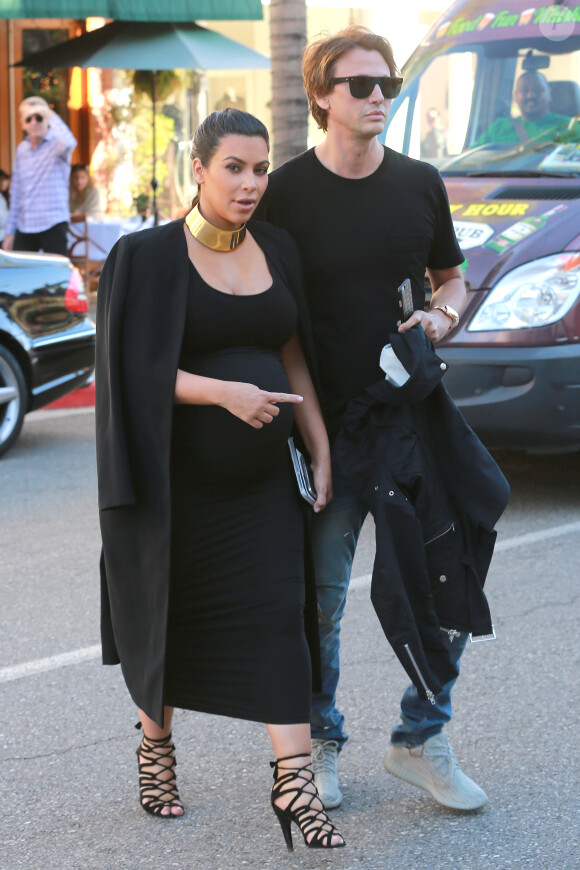 Kim Kardashian, enceinte, est allée déjeuner avec son ami Jonathan Cheban au restaurant ‘La Scala' à Beverly Hills. Le 9 novembre 2015.