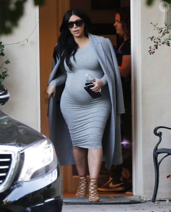 Kim Kardashian, enceinte, à Woodland Hills, le 30 novembre 2015.