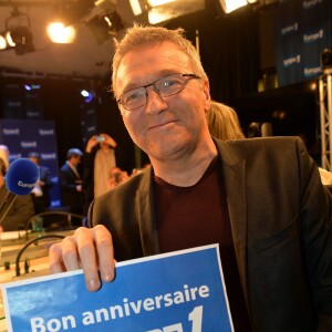Exclusif - Laurent Ruquier - Les journalistes et chroniqueurs souhaitent un bon anniversaire à Europe 1 à l'occasion de la journée spéciale des 60 ans de la radio à Paris. Le 4 février 2015.