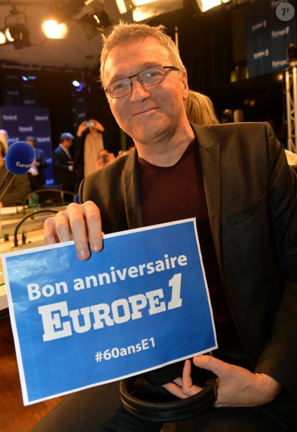 Exclusif - Laurent Ruquier - Les journalistes et chroniqueurs souhaitent un bon anniversaire à Europe 1 à l'occasion de la journée spéciale des 60 ans de la radio à Paris. Le 4 février 2015.