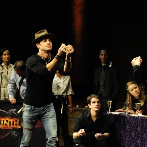 Justin Theroux sur scène à une soirée Celebrity Charades à New York le 16 novembre 2015.