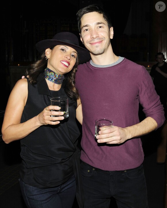 Elizabeth Rodriguez, Justin Long à une soirée Celebrity Charades à New York le 16 novembre 2015.