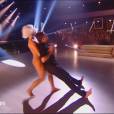 Loïc Nottet et Denitsa Ikonomova dans Danse avec les stars 6, sur TF1, le 21 novembre 2015.