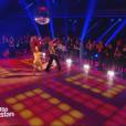 Fabienne Carat et Julien Brugel dans Danse avec les stars 6, sur TF1, le 21 novembre 2015.
