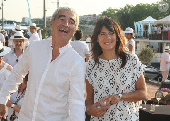 Raymond Domenech et sa compagne Estelle Denis, à Paris le 2 juillet 2015.