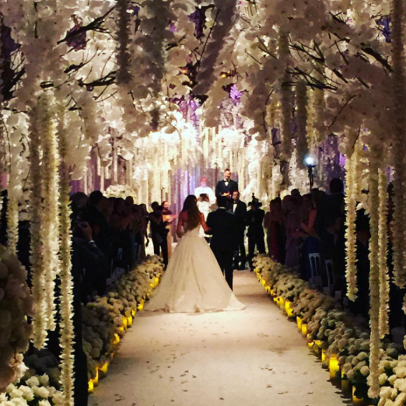 Sofia Vergara avançant vers l'autel lors de la cérémonie de mariage, à l'hôtel The Breakers Resort, à Palm Beach en Floride, le dimanche 22 novembre 2015.