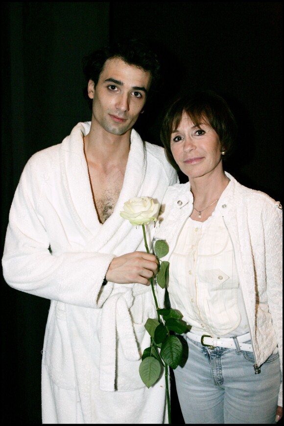 Jean-Baptiste Martin et sa mère Danièle Evenou le 21 mai 2005 à Paris, lors de la dernière de la pièce "Love ! Valour ! Compassion" au Théâtre de la Porte Saint-Martin.