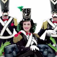 Katy Perry fée sexy pour Noël : Un clip magique pour une collection très mode