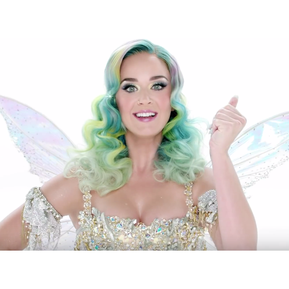 Katy Perry - Image extraite de la vidéo promotionnelle de la nouvelle collection de vêtements H&M pour Noël postée sur Youtube.