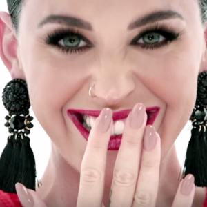 Katy Perry - Image extraite de la vidéo promotionnelle de la nouvelle collection de vêtements H&M pour Noël postée sur Youtube.