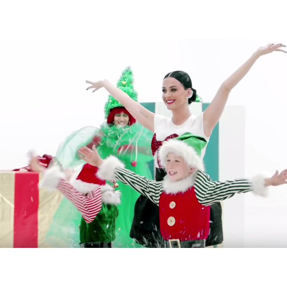 Katy Perry - Image extraite de la vidéo promotionnelle de la nouvelle collection de vêtements H&M pour Noël postée sur Youtube.