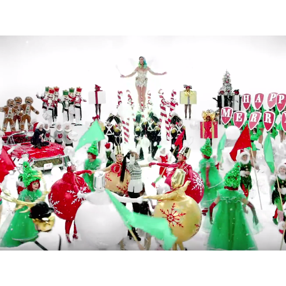 Katy Perry - Image extraite de la vidéo promotionnelle de la nouvelle collection de vêtements H&M pour Noël postée sur Youtube.
