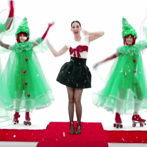 Katy Perry - Image extraite de la vidéo promotionnelle de la nouvelle collection de vêtements H&M pour Noël postée sur Youtube.