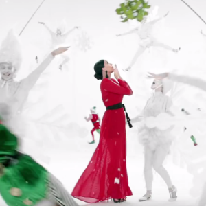 Katy Perry - Image extraite de la vidéo promotionnelle de la nouvelle collection de vêtements H&M pour Noël postée sur Youtube.